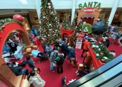 미국 버지니아 펜타곤몰에서 시민들이 쇼핑을 하고 있다.