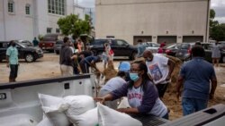 Stanovnici Nju Orleansa uzimaju vreće peska koje su obezbedile gradske vlasti nakon što je upozorenje na uragan Lora izdato u delovima Luizijane i Teksasa.