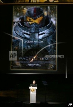 《环太平洋》导演德尔•托罗在拉斯维加斯对观众讲话。（2013年4月16日）