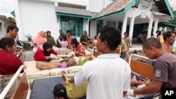 Korban gempa di Aceh menerima perawatan medis di luar puskesmas di kabupaten Bener Meriah (2/7). (AP/Ahmad Ariska)