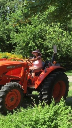 Supadmi dengan traktornya.