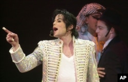 Michael Jackson performing in 2002.