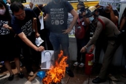 ក្រុមនិស្សិតគាំទ្រលទ្ធិប្រជាធិតេយ្យនៅប្រទេសថៃ ធ្វើបាតុកម្មដុតរូបនាយករដ្ឋមន្ត្រីថៃ លោក Prayuth Chan-o-cha នៅមុខវិមានរដ្ឋាភិបាល ក្នុងទីក្រុងបាងកក កាលពីថ្ងៃទី ២៤ ខែកក្កដា ឆ្នាំ២០២០។