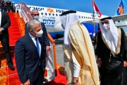 Menlu Israel Yair Lapid (kiri tengah) bertemu dengan mitranya dari Bahrain, Abdullatif bin Rashid Alzayani (kanan tengah), di Manama, Bahrain, Kamis, 30 September 2021. (Shlomi Amshalem/GPO via AP)
