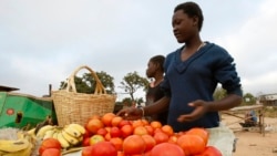 Wata mata tana saida kayan lambu