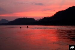 ទិដ្ឋភាព​ទន្លេ​មេគង្គ​ពេល​ថ្ងៃលិច​នៅ​ឡួងព្រះបាង ប្រទេស​ឡាវ កាលពី​ថ្ងៃទី៤ ខែឧសភា ឆ្នាំ២០១១។