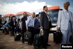 20일 남측 1차 상봉 대상자들이 강원 고성군 동해선 남북출입사무소(CIQ)에 도착해 출경수속을 위해 이동하고 있다.