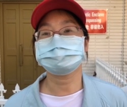 韦华颖告诉美国之音，她不打算再回中国。图为她2020年6月声援王炳章资料照。（美国之音）