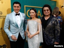 Author Kevin Kwan (R) and cast members Henry Golding and Constance Wu pose at the premiere for "Crazy Rich Asians" in Los Angeles, California, Aug. 7, 2018.
