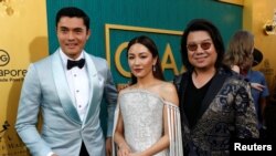 Aktor Henry Golding (kiri), Constance Wu (tengah), dan Kevin Kwan (kanan) di acara pemutaran perdana "Crazy Rich Asians di Los Angeles, California, U.S., 7 Agustus, 2018.