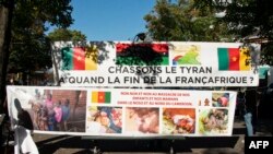 "Chassons le tyran", lit-on sur une banderole lors d'une manifestation contre le président camerounais Paul Biya, près de l'ambassade du Cameroun à Paris (France), le 22 septembre 2020.