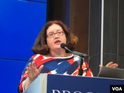 台湾大学东亚民主研究中心资深研究员布里奇特·威尔士 (美国之音钟辰芳拍摄)