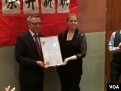 纽约州参议员鲁本•迪亚斯的代表安•奴娜向贡嘎扎西颁发了参议员的表扬状（美国之音 方冰拍摄）