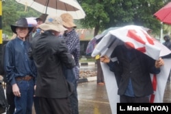 បាតុករ​ដើរ​កាត់​ភ្លៀង​ដើម្បី​ស្វែង​រក​ដំណោះ​ស្រាយ​ក្នុង​ការ​បញ្ចប់​ការ​វាយ​ប្រហារ​លើ​មនុស្ស​ភឿក​នៅ​ប្រទេស​ម៉ាឡាវី។