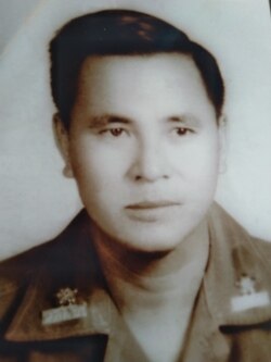 លោក​ Dinh Hung Cuong អាយុ​៧៨ឆ្នាំ ជា​អតីតវរសេនិយត្រីនៃ​កង​ទាហាន​ថ្មើរជើងវៀតណាមខាងត្បូងដែល​សព្វថ្ងៃ​រស់នៅ​ក្នុង​ស្រុក Fairfax រដ្ឋ Virginia សហរដ្ឋ​អាមេរិក។