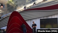 Panggung berhiaskan bunga mawar merah di daerah karpet merah (dok: VOA)