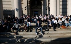 Lideri nekoliko opozicionih partija prisustvuju protestu tokom važenja zabrane kretanja, ispred Doma Narodne skupštine Republike Srbije, u Beogradu, 30. aprila 2020. (AP Photo/Darko Vojinović)