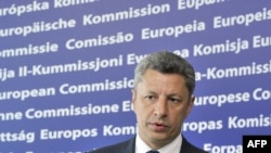 FILE - Then-Ukrainian Minister for Fuel and Energy Yuriy Boyko and EU commissioner for Energy Günther Oettinger (not seen) give a joint press conference on June 23, 2010 at EU headquarters in Brussels.