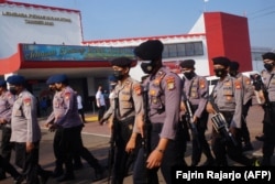 Polisi melakukan patroli di sebuah penjara Tangerang pada 8 September 2021. (Foto: AFP/Fajrin Rajarjo)