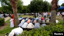 Warga muslim di Texas sedang melaksanakan ibadah.