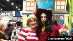 Pengunjung Comic Con memakai kostum ke acara Comic Con di San Diego (Dok: VOA)