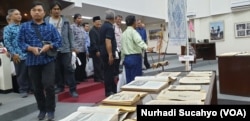 Sejumlah buku kuno juga dipamerkan dalam pameran "Masa Depan Islam di Indonesia" yang berlangsung mulai 15 Juli-15 Agustus 2019 di Auditorium Gedung Yayasan Badan Wakaf Universitas Islam Indonesia (UII), Yogyakarta. (Foto: Nurhadi Sucahyo/VOA)
