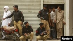 لاہور:گڑھی شاہو کی احمدی عبادت گاہ پر حملے کے بعد سیکیورٹی کا منظر