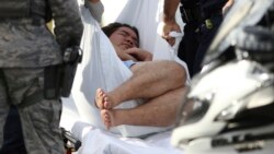 Policija odnosi neidentifikovanog muškaca nakon pucnjave