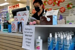 Sebuah apotek di Sydney, Australia, memasang pemberitahuan terkait alat Tes Antigen yang terjual habis, 5 Januari 2022. (REUTERS/Jaimi Joy REFILE)