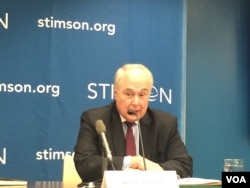 华盛顿战略与国际研究中心的莱因施（William Reinsch）在史汀生中心举行的“川习会后美中贸易关系走向”研讨会上发言（2017年4月10日）。他曾在美国商务部负责出口管理事务。