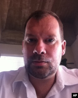 两位妇女的代理律师克里斯·盖尔