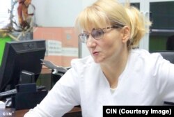 Šefica Laboratorije Bolnice „Gradiška“ Aleksandra Pejčić kaže da mora koristiti originalne reagense proizvođača opreme. „Možda ja i mogu staviti drugi reagens unutra, ali ako ja nešto spržim, pokvarim, niko neće iza mene stati.“