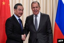 왕이(왼쪽) 중국 공산당 정치국 위원 겸 외교부장과 세르게이 라브로프 러시아 외무장관 (자료사진)