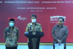Menteri Kesehatan Budi Gunadi Sadikin (tengah) didampingi Menko Perekonomian Airlangga Hartarto (kanan), dan Menko bidang Pembangunan Manusia dan Kebudayaan (PMK) Muhadjir Effendy (kiri) dalam telekonferensi pers di Istana Kepresidenan, Jakarta, Senin, 5
