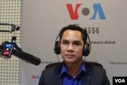រូបឯកសារ៖ លោក អំ សំអាត នាយករងទទួលបន្ទុកផ្នែកឃ្លាំមើលសិទ្ធិមនុស្សនៃអង្គការលីកាដូ (LICADHO) ចូលរួម​ជា​វាគ្មិន​ក្នុង​កម្មវិធី Hello VOA ស្ដី​ពី «សិទ្ធិសេរីភាពនៃការប្រមូលផ្តុំ ការជួបប្រជុំ និងការបញ្ចេញមតិនៅកម្ពុជា» ភ្នំពេញ ថ្ងៃទី ២២ ខែសីហា ឆ្នាំ២០១៩។ (លឹម សុធី/VOA)
