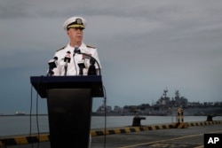 Panglima Angkatan Laut AS, Laksamana Scott Swift dalam konferensi pers di Pangkalan Angkatan Laut Changi, Singapura, 22 Agustus 2017.