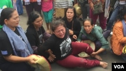 អ្នកស្រី បូវ​ សោភា សកម្មជន​ដីធ្លី​នៅ​តំបន់​បឹងកក់ ស្រែក​យំ​នៅមុខ​ សាលាដំបូង​រាជ​ធានី​ភ្នំពេញ​ បន្ទាប់​ពី​រងការ​វាយដំ​យ៉ាង​ហិង្សា​ពី​កងសន្តិសុខ​ខ័ណ្ឌ​ដូន​ពេញ នាថ្ងៃ​ទី ២៣ ខែ​ កុម្ភៈ​ ឆ្នាំ​ ២០១៧។​ (ហ៊ុល រស្មី​/VOA)