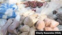 Des produits aphrodisiaques vendus le long des routes à Goma, le 7 octobre 2017. (VOA/Charly Kasereka)