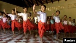 សិស្សសិល្បៈ​កំពុងហាត់រាំនៅ​សាកលវិទ្យាល័យភូមិន្ទ​វិចិត្រសិល្បៈ​ឆ្នាំ២០០២(Reuters)