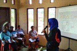 IPPI Papua Barat sosialisasi mengenai HIV pada perempuan di Keluarahan Matamalagi, Sorong Utara, Papua Barat sebelum pandemi. (Foto: Courtesy/Siti Maryam)