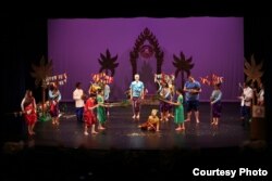 អ្នក​រាំ​របាំ​នៃ​សមាគម​រក្សា​មរតក​ខ្មែរ ដែល​ដឹកនាំ​ដោយ​លោក ទេស សារឿម និង​អ្នកស្រី ទេស សំអឿន កំពុង​សម្តែង​របាំ​បុរាណ​ខ្មែរ​មួយ នៅ​បណ្ណាល័យ​រដ្ឋសភា​អាមេរិក នៅ​រដ្ឋធានី​វ៉ាស៊ីនតោន កាលពី​ខែឧសភា ឆ្នាំ២០១៧។ (រូបថត​ដោយ​សមាគម​រក្សាមរតក​ខ្មែរ)