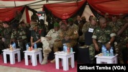 Les généraux de la Gambie du Burkina et leurs homologues, à Abuja, le 17 avril 2018. (VOA/Gilbert Tamba)