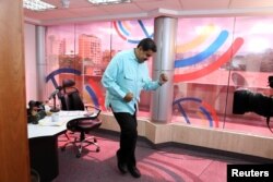 Presiden Venezuela Nicolas Maduro menari dalam program radionya di Istana Miraflores di Caracas (1/11).