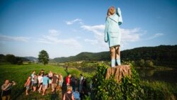 مجسمے کے نچلے حصے کو میلانیا کے صدر ٹرمپ کی تقریب حلف برداری میں شرکت کے دوران پہنے گئے لباس سے مشابہت کے لیے آسمانی رنگ دیا گیا تھا۔