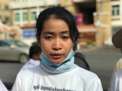 កញ្ញា ​ឡាយ រតនា​ អាយុ​២១​ឆ្នាំ ឈរនៅមុខ​សាលា​ដំបូង​រាជធានីភ្នំពេញ​ ថ្ងៃទី​២៤​ ខែកក្កដា​ ឆ្នាំ​២០២០។​ (ហ៊ុល​ រស្មី/វីអូអេ)