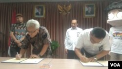 Penandatanganan kerjasama antara Deputi Bidang Sumber Daya Alam dan Jasa Kementerian Koordinator Bidang Kemaritiman Agung Kuswandono dengan Direktur Utama PT Elex Media Komputindo Wandi S Brata. (Foto: VOA/Ahmad Bhagaskoro)