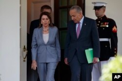 낸시 펠로시 하원의장(왼쪽)과 척 슈머 상원 민주당 대표가 30일 백악관에서 도널드 트럼프 대통령과 회동했다.