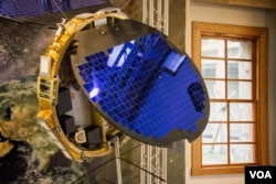 台湾与美国合作开发的卫星模型。（美国之音记者方正拍摄）