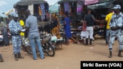 Des policiers effectuent des contrôles en plein marché, Bouaké, Côte d’Ivoire, 11 octobre 2017. (VOA/Siriki Barro)