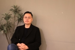 年仅34岁的台湾导演许承傑自美国纽约大学电影制作研究所毕业后，将外婆的故事改编为电影《孤味》。（美国之音记者李玟仪摄）